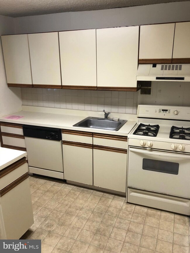 Radnor House unit 119, Bryn Mawr, PA 19010 - photo 5