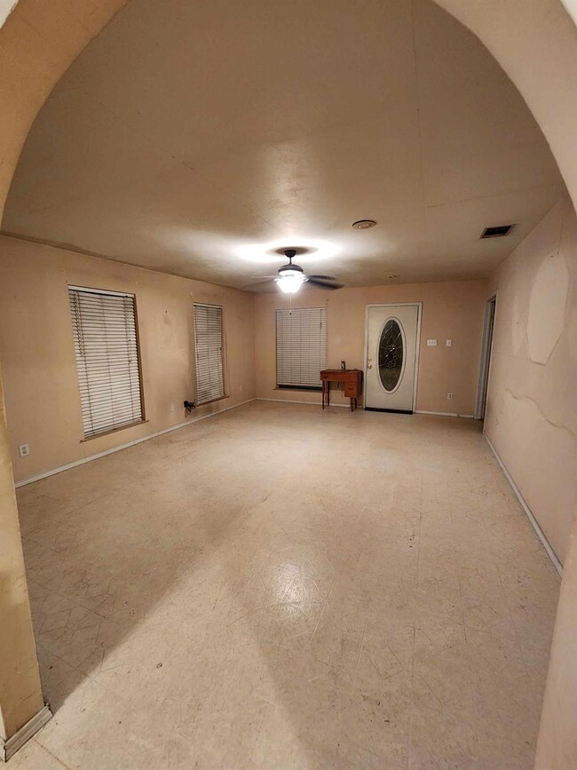 909 S Dallas St, Ennis, TX 75119 - photo 7