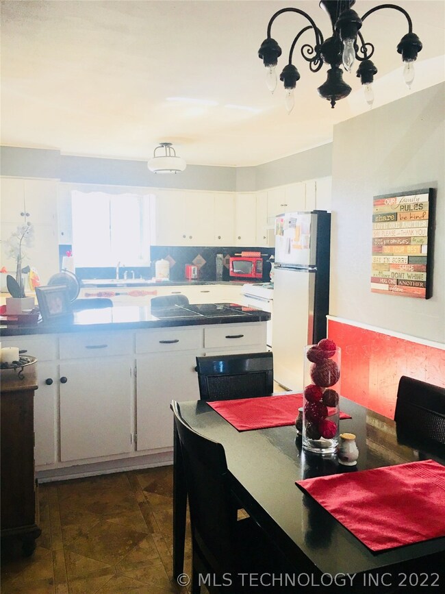 311 E Gum St, Henryetta, OK 74437 - photo 6