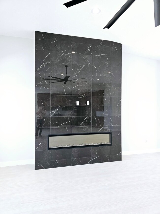 FRNT2 - Fireplace