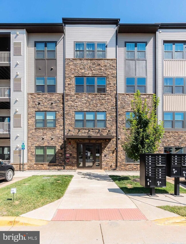 46320 Mount Milstead Terrace unit 402, Sterling, VA 20164 - photo 2