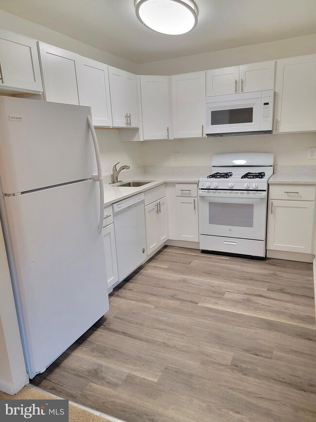 6139 Leesburg Pike unit 403, Baileys Crossroads, VA 22041 - photo 6