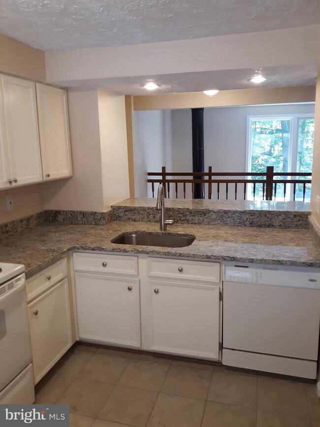 8494 Lazy Creek Ct, Springfield, VA 22153 - photo 5