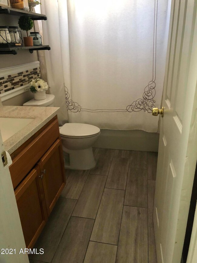 4022 . Thunderbird Rd. hall Bath