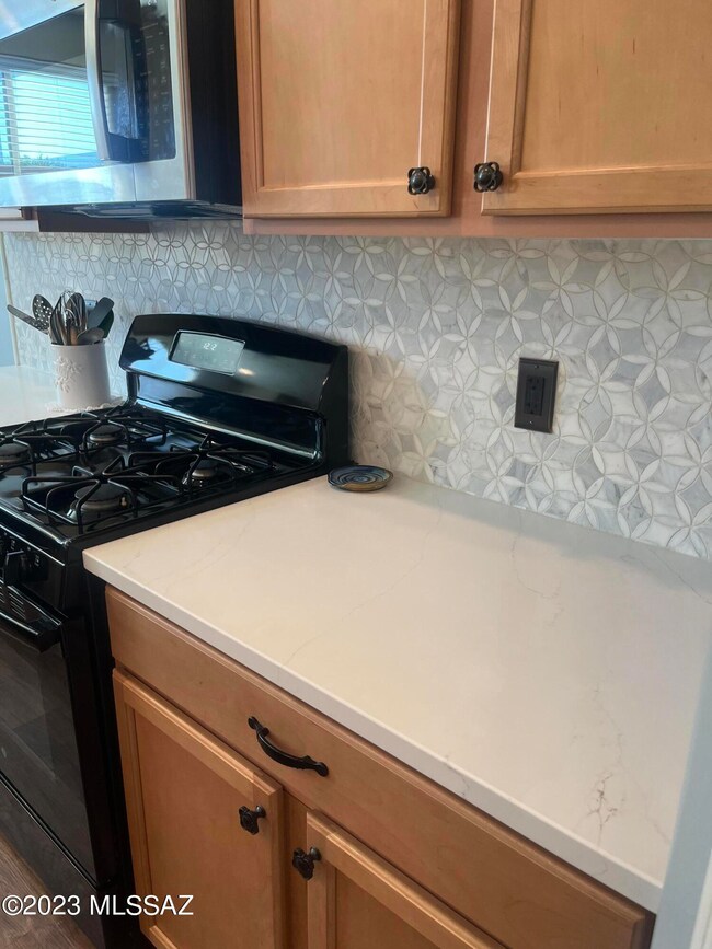 KITCHEN BACKSPLASH