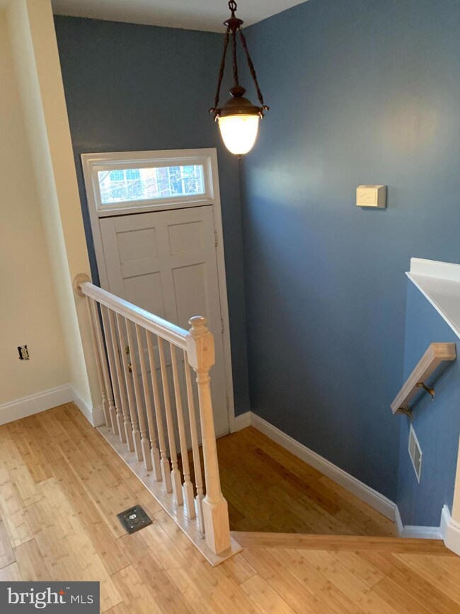 13124 Plotner Farm Rd, Herndon, VA 20171 - photo 2