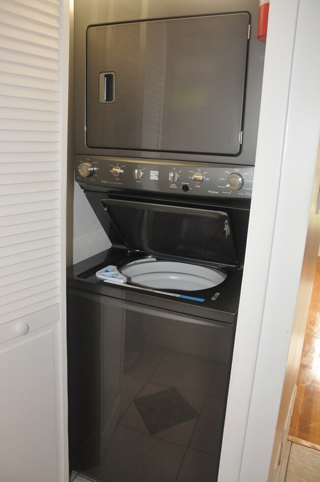 9153 E Prairie Rd, Evanston, IL 60203 - photo 2