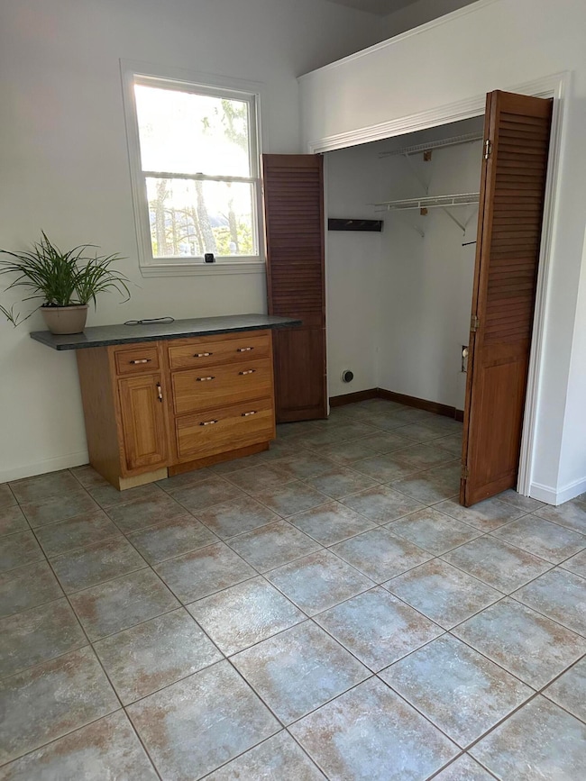 03 Breezeway-Laundry