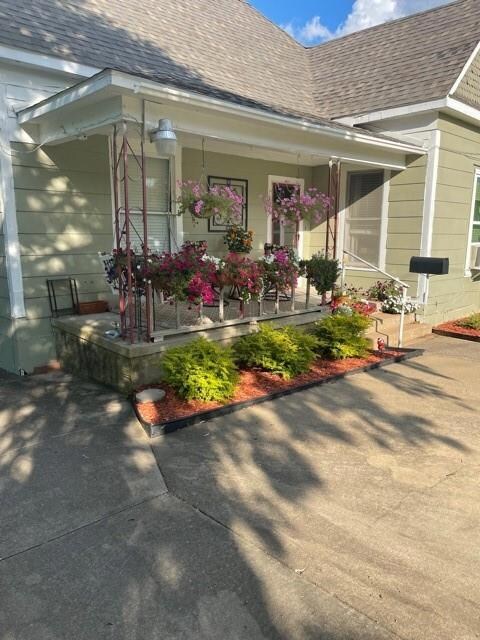 LOVELY PORCHSWING FOR YOUR MORNING COFFEE