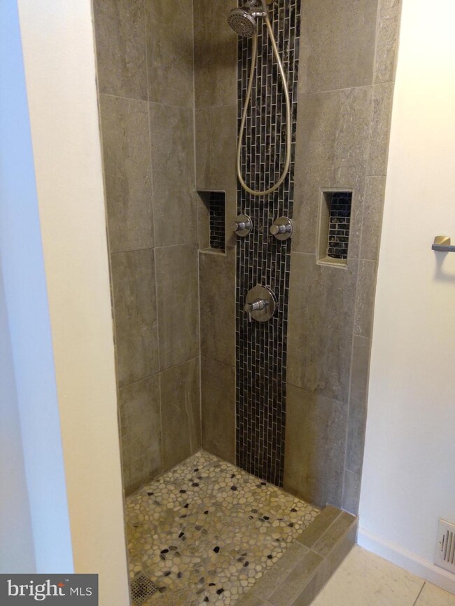 3043 Mission Square Dr, Fairfax, VA 22031 - photo 3