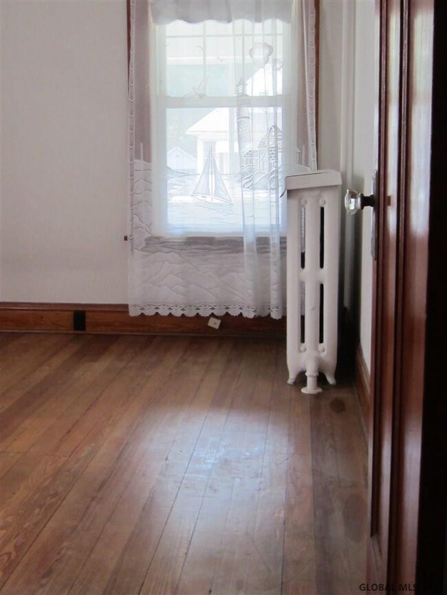 38 Holmes Ct, Albany, NY 12209 - photo 5