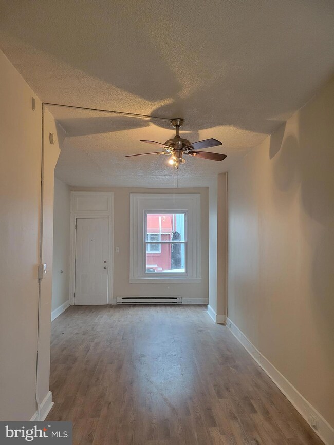 437 Rosenthal St, Reading, PA 19601 - photo 3