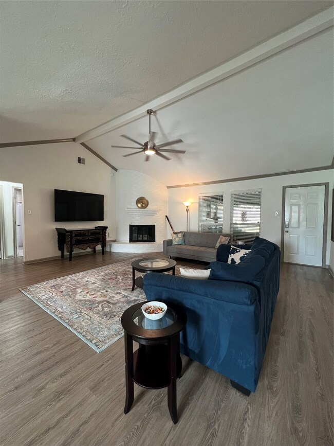 412 Colonial Dr, Friendswood, TX 77546 - photo 4