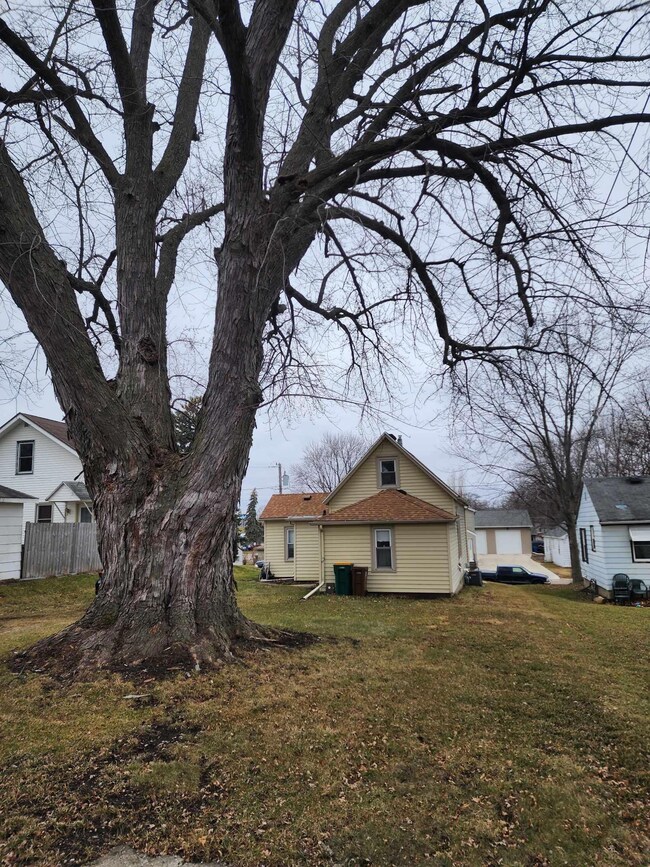 512 Saint Thomas Ave, Albert Lea, MN 56007 - photo 2