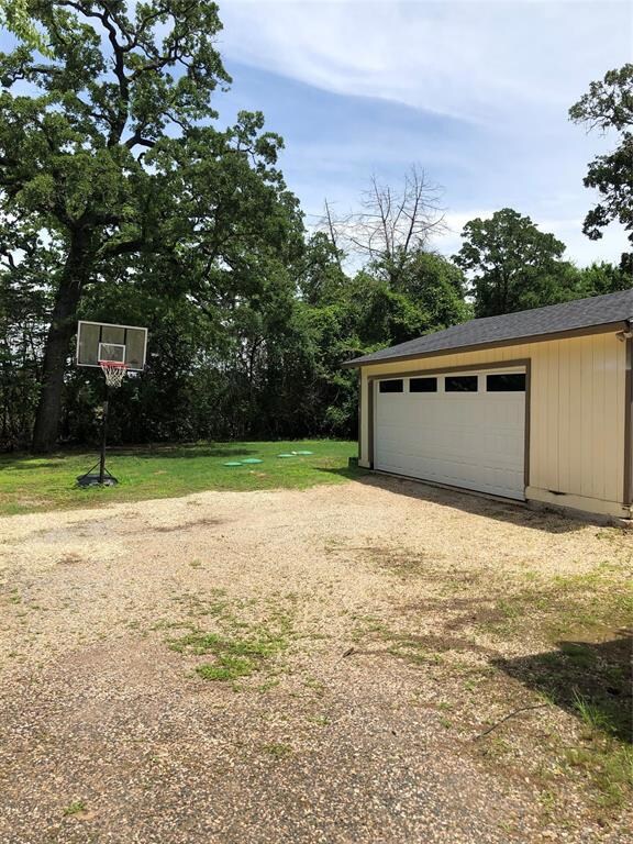 207 Comanche Dr, Gainesville, TX 76240 - photo 6