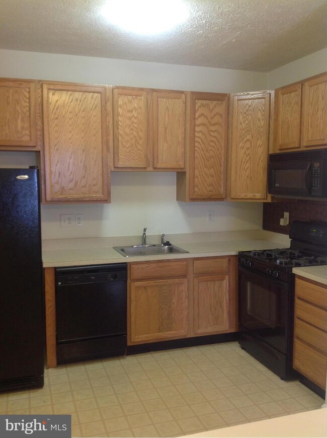 8210 Barrington Ct unit 25, Severn, MD 21144 - photo 3