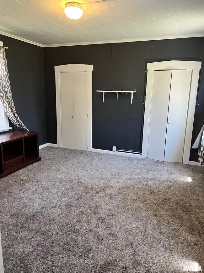 1329 1/2 Washington St, Davenport, IA 52804 - photo 2