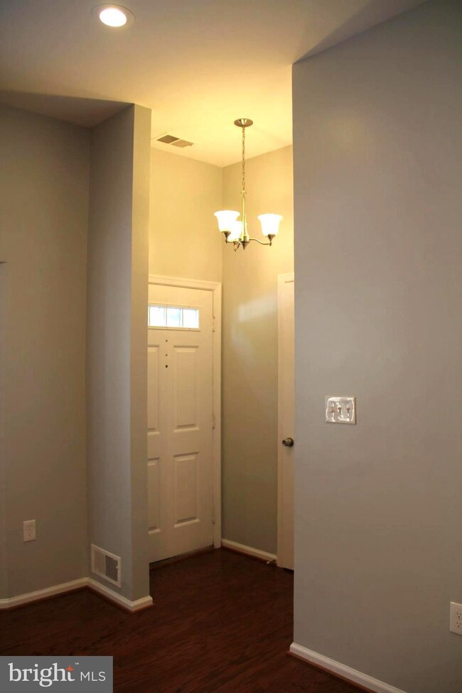 9927 Capperton Dr, Oakton, VA 22124 - photo 3