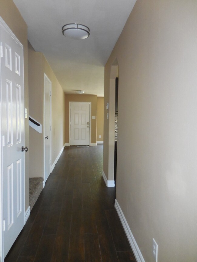 8819 Stratfield Ln, Houston, TX 77075 - photo 3