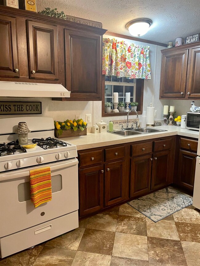 75 S Policy St unit 31, Salem, NH 03079 - photo 6