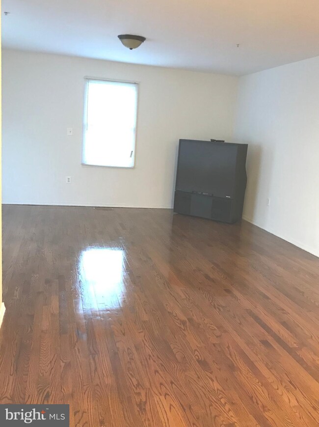 9032 Hickory Hill Ave, Lanham, MD 20706 - photo 4