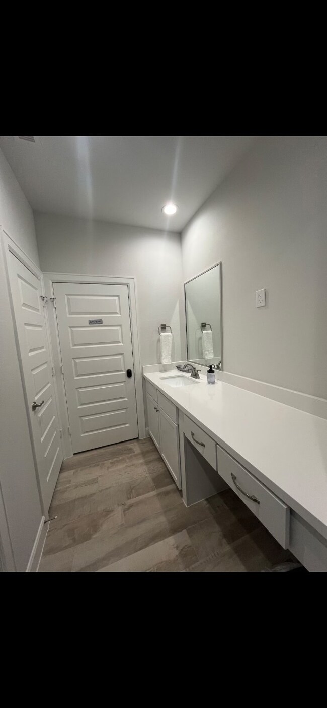 2802 Grand Fountains Dr unit E, Houston, TX 77054 - photo 4