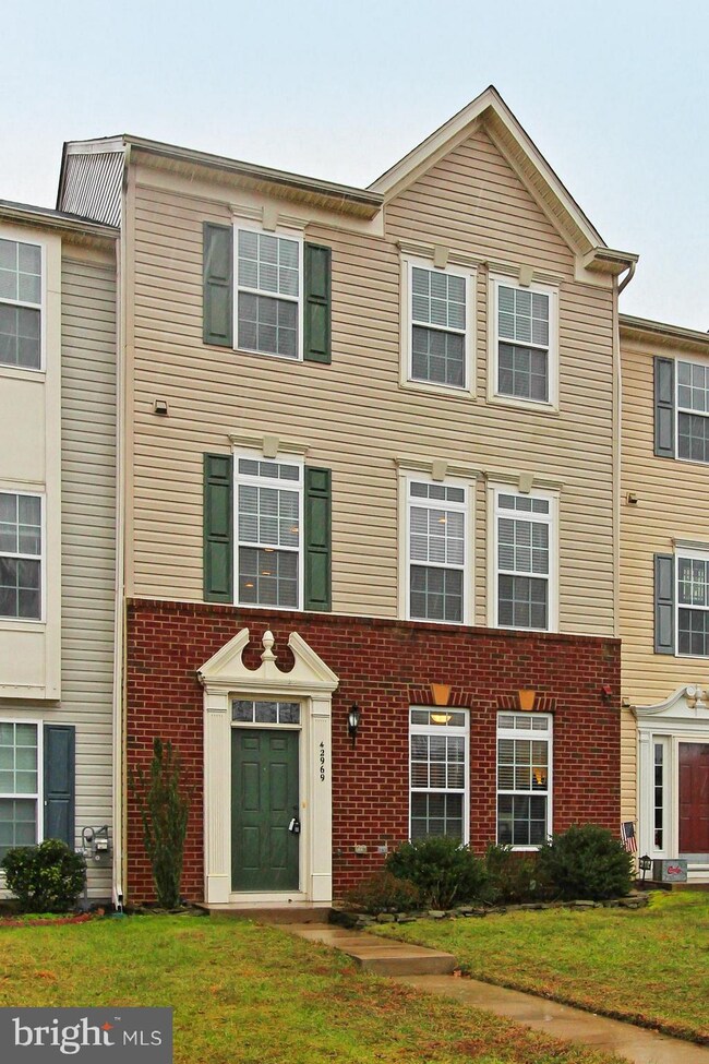 42969 Edgewater St, Chantilly, VA 20152 - photo 2