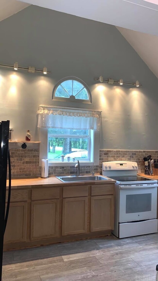 208 E Indiana Ave, Hamlet, IN 46532 - photo 7