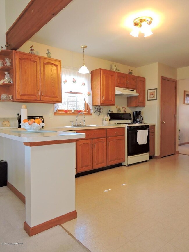 1034 Red Maple Ln, Stroudsburg, PA 18360 - photo 4