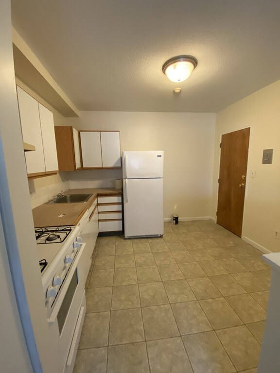 363 Hildreth St unit 12, Lowell, MA 01850 - photo 3