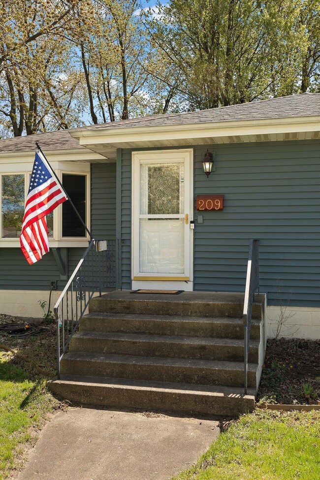 209 W 40th Place, Griffith, IN 46319 - photo 4