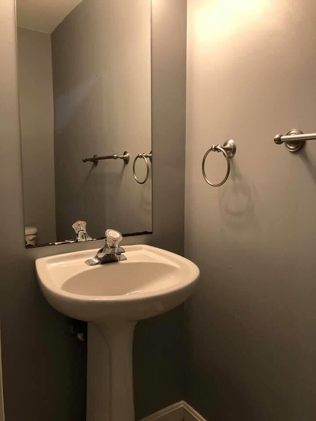 1029 S Mammoth Rd unit 31, Manchester, NH 03109 - photo 6