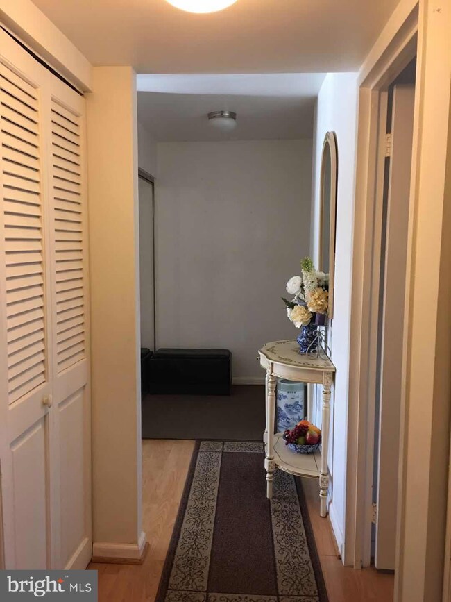 9717 Kings Crown Ct unit 101, Fairfax, VA 22031 - photo 2