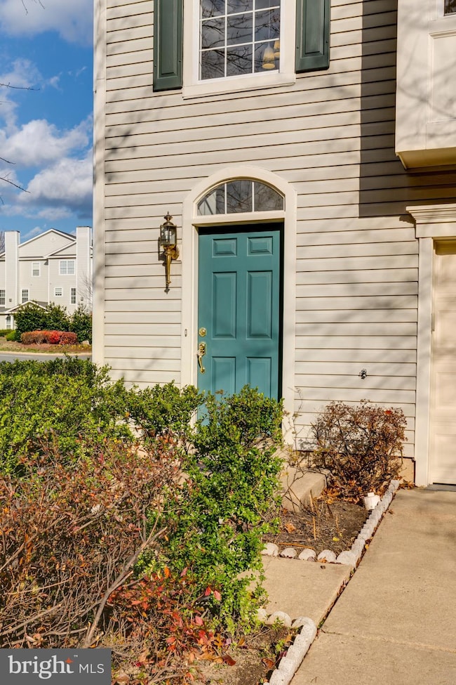 2466 Clover Field Cir, Herndon, VA 20171 - photo 2