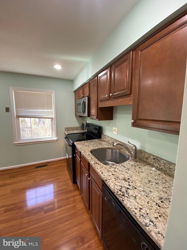 9690 Scotch Haven Dr, Vienna, VA 22181 - photo 3
