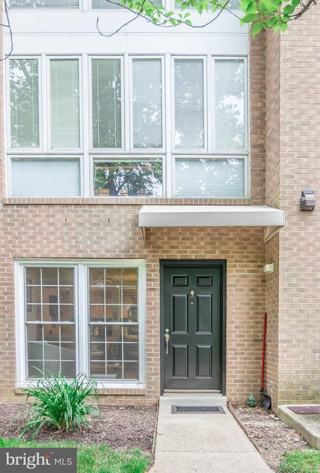 5704 Brewer House Cir unit 101, Rockville, MD 20852 - photo 2