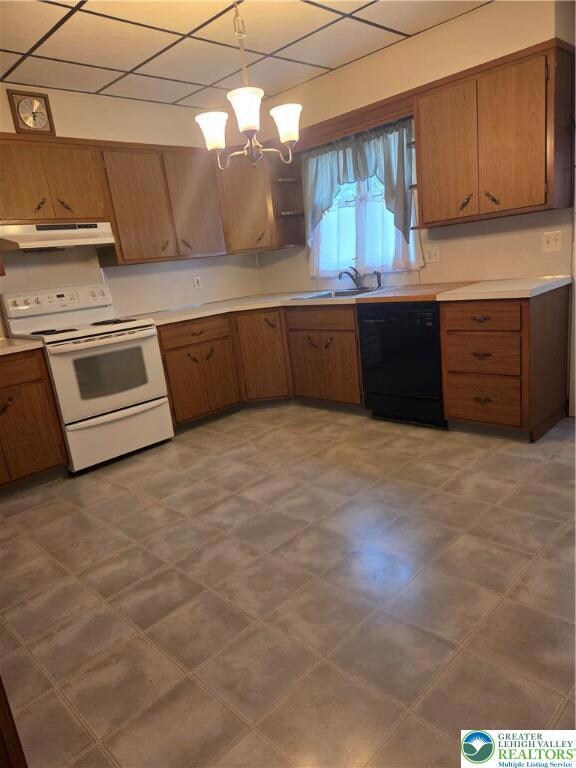 Huge eat-in kitchen with plenty of cabinets and counterspace