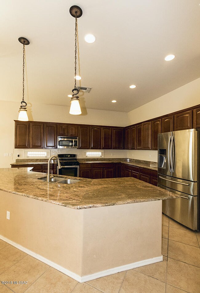 ViewOfKitchenFromFormalDineRm_F37A3971