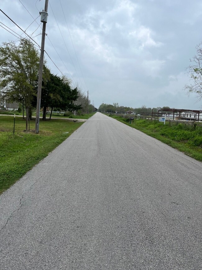 4915 Ike Franks Rd, Arcadia, TX 77517 - photo 2