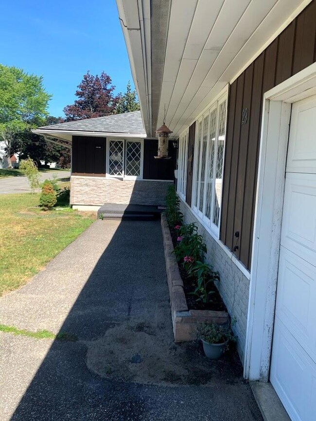 29 Rhode Island Ave, Millinocket, ME 04462 - photo 2