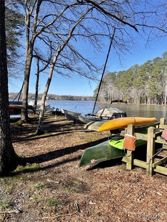 You can rent space to leave your canoe for a nomin