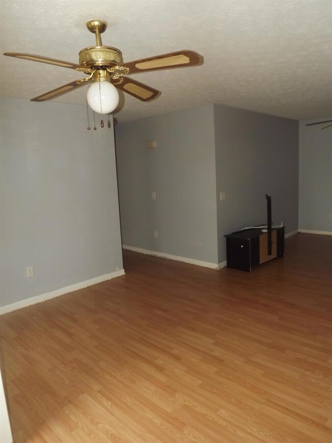 105 Choctaw Dr, Shelbyville, TN 37160 - photo 4