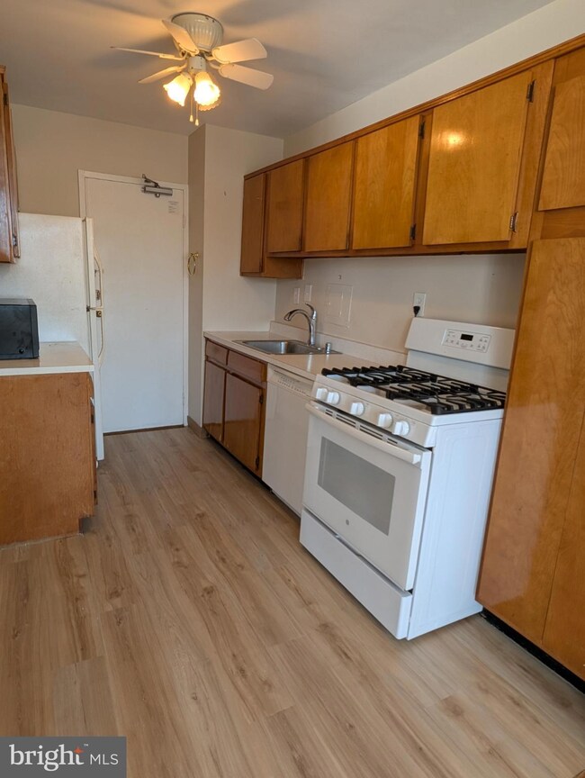 River Towers unit 511, Alexandria, VA 22307 - photo 4