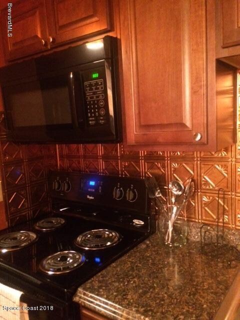 39 Kitchen Stove & Microwave