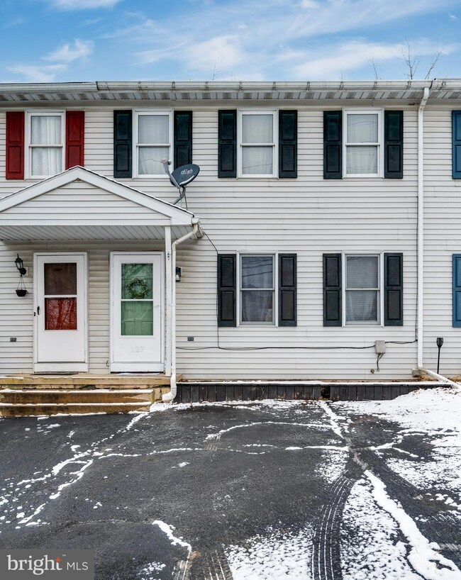 127 W Shackamaxon St, Leesport, PA 19533 - photo 2