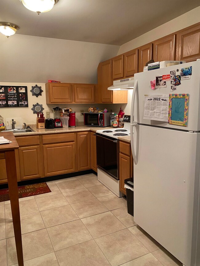 3 Middle St unit 2, Nashua, NH 03060 - photo 3