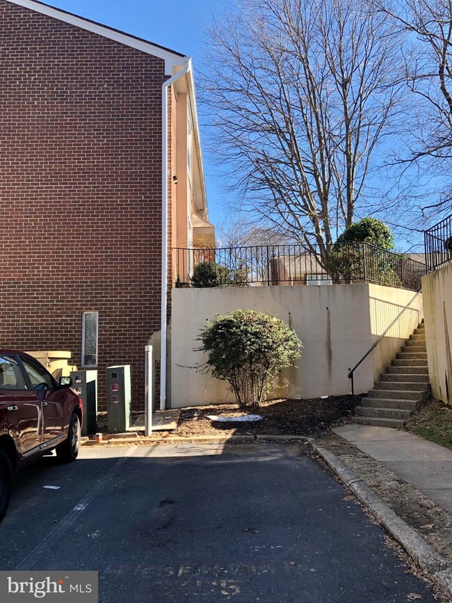 3709 Persimmon Cir, Fairfax, VA 22031 - photo 3