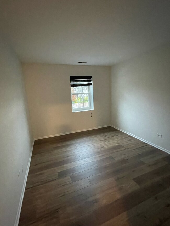 568 S Spring Rd unit 8, Elmhurst, IL 60126 - photo 6