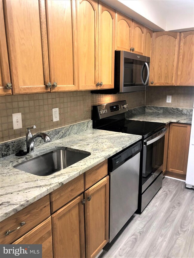 9665 Hagel Cir unit E, Lorton, VA 22079 - photo 4