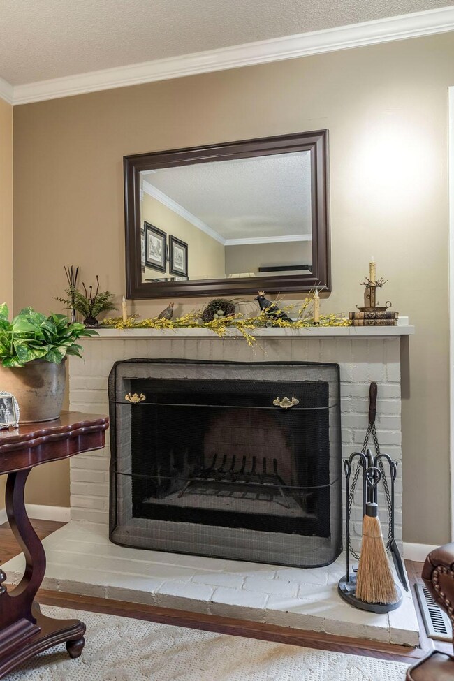 6331 Friars Green Ln, Columbus, OH 43213 - photo 7